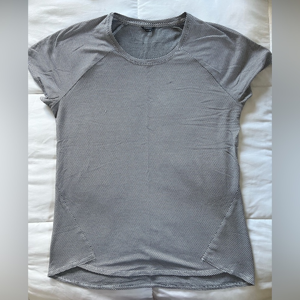Oiselle Flyout Gray Short Sleeve Top